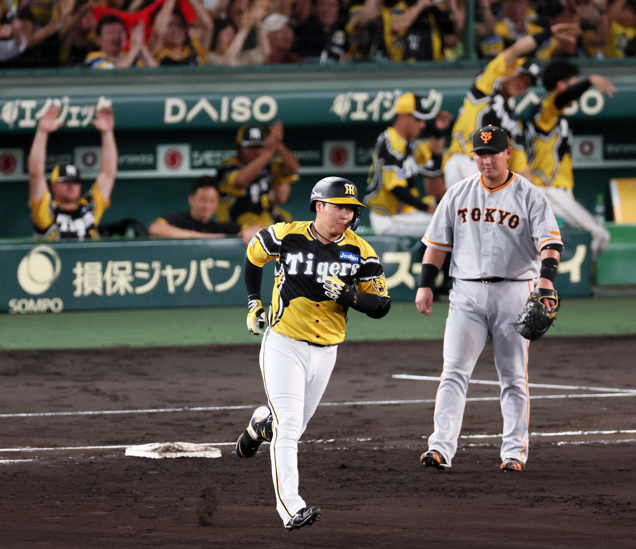 阪神対巨人　6回裏阪神1死一塁、大山は左越え2点本塁打を放ちダイヤモンドを1周する（撮影・加藤哉）