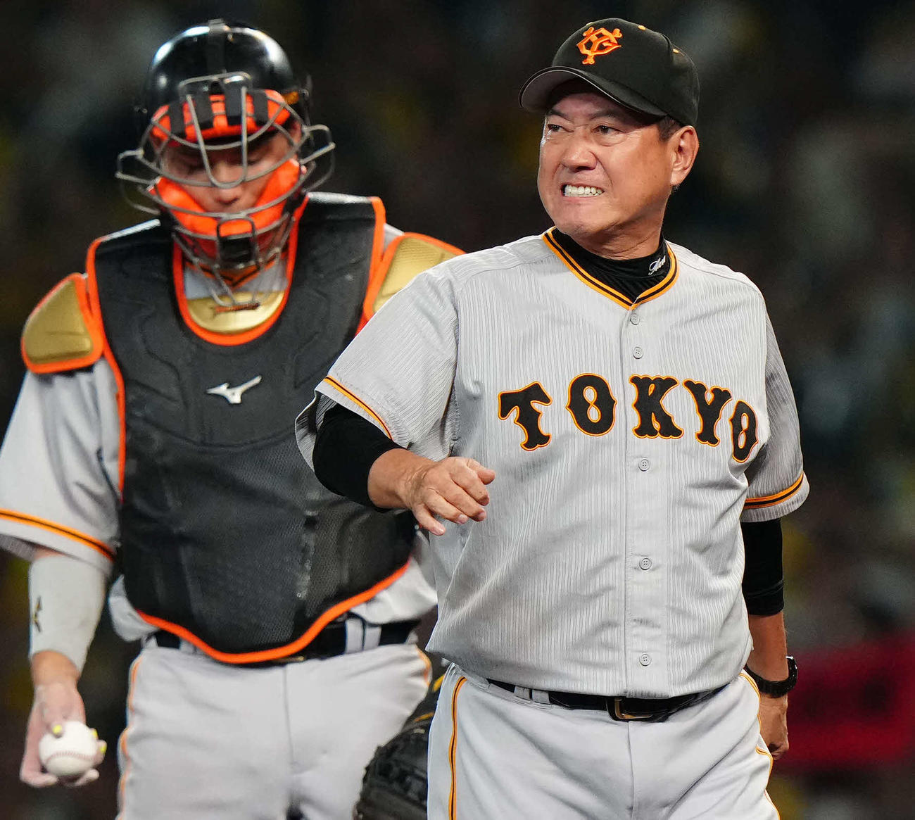 阪神対巨人　6回裏途中で巨人先発の菅野を降板させ、厳しい表情でベンチに引き揚げる原監督（右）（撮影・江口和貴）
