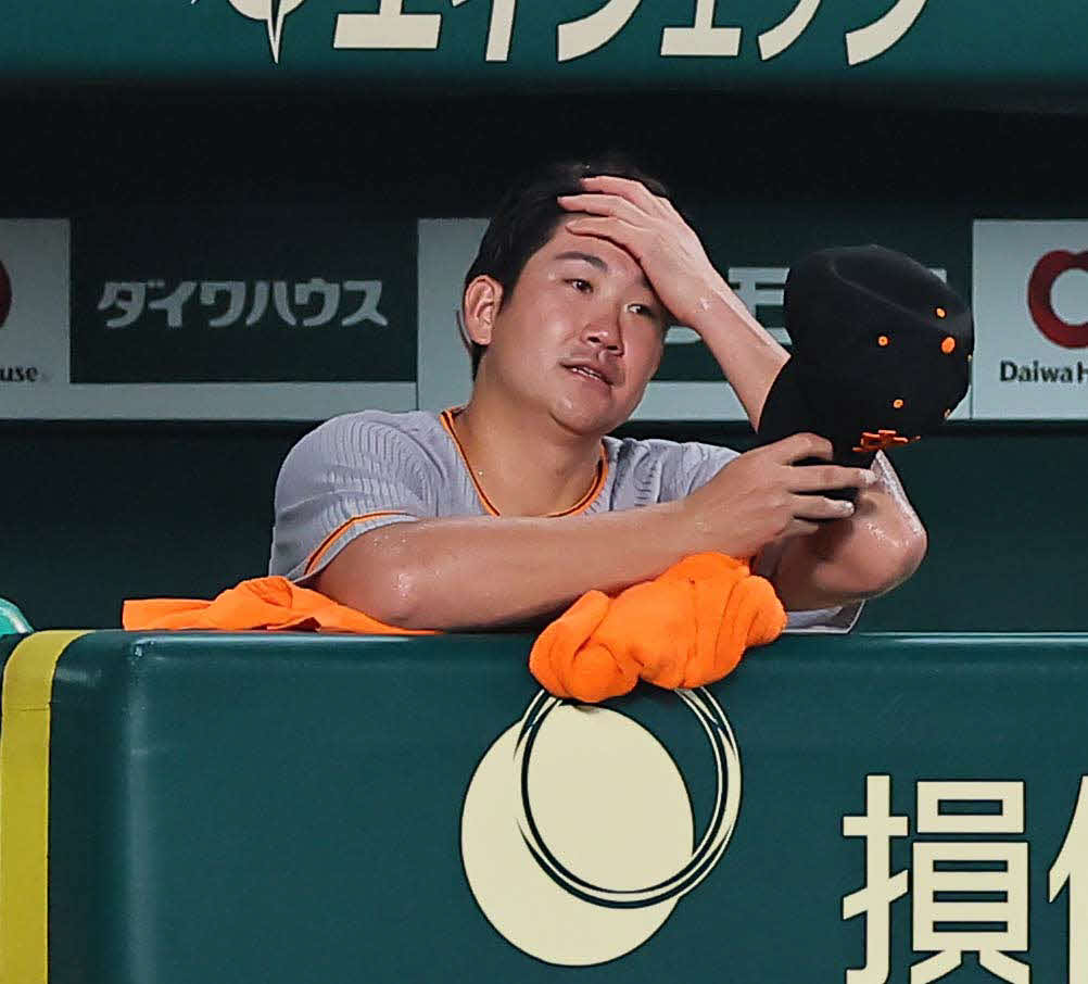 阪神対巨人　6回途中3失点で降板しベンチで頭をかかえる菅野（撮影・上田博志）