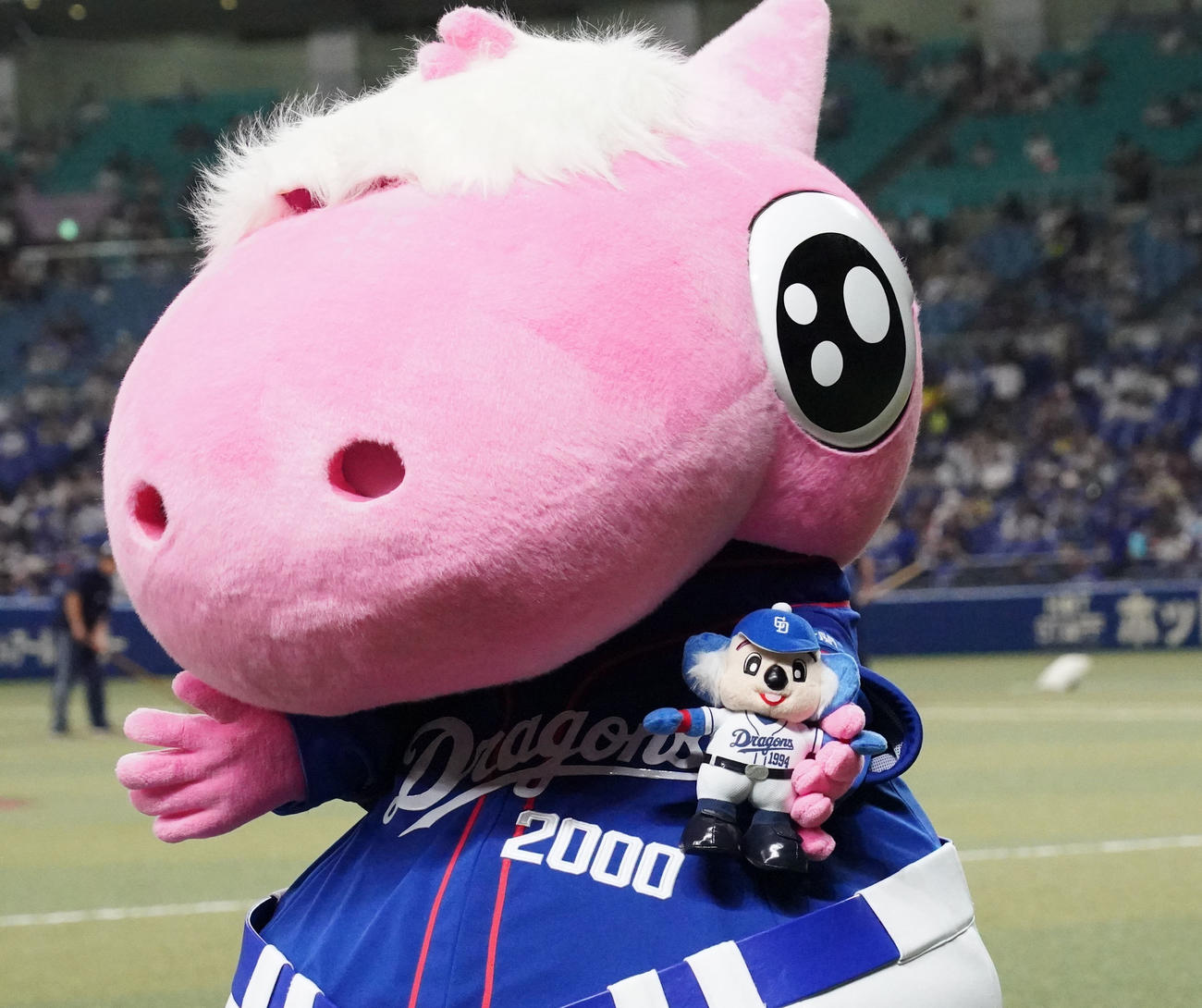 中日対DeNA　試合前、本日体調不良で欠席のドアラのぬいぐるみを手にするパオロン（撮影・森本幸一）