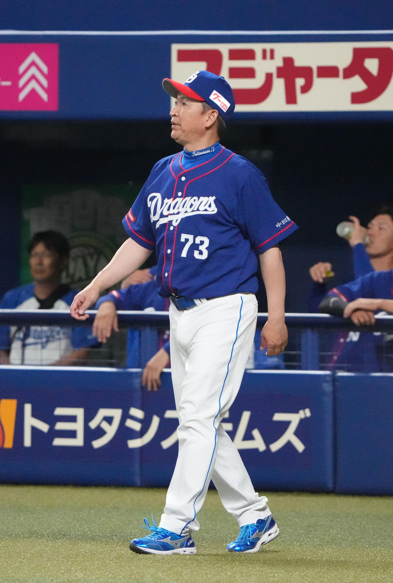 中日対DeNA 8回終了、選手交代を告げる立浪監督（撮影・森本幸一）