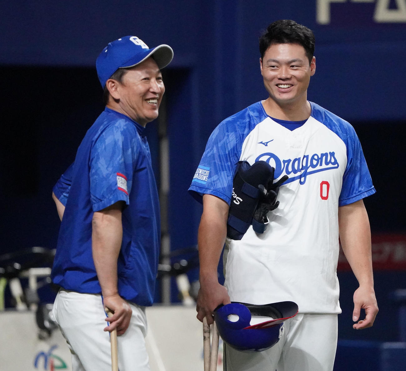 中日対DeNA　試合前、立浪監督と言葉を交わす細川（右）（撮影・森本幸一）