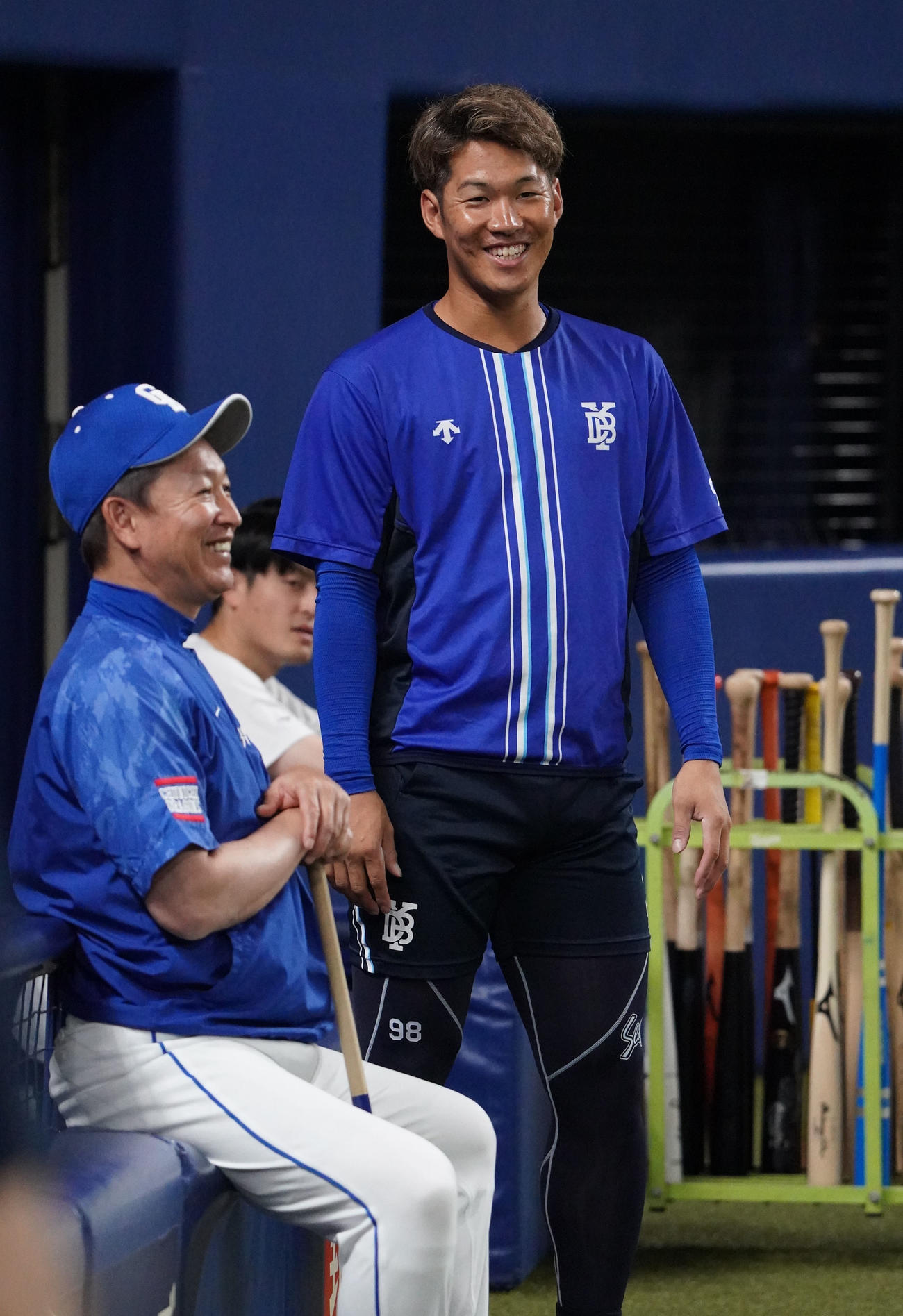 中日対DeNA　試合前、立浪監督と言葉を交わす京田（右）（撮影・森本幸一）