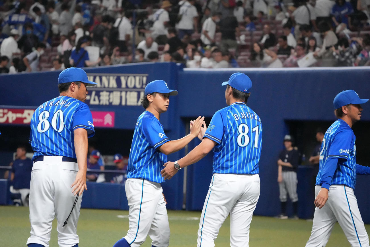 中日対DeNA　試合終了、三浦監督とタッチを交わす今永（左から2人目）（撮影・森本幸一）