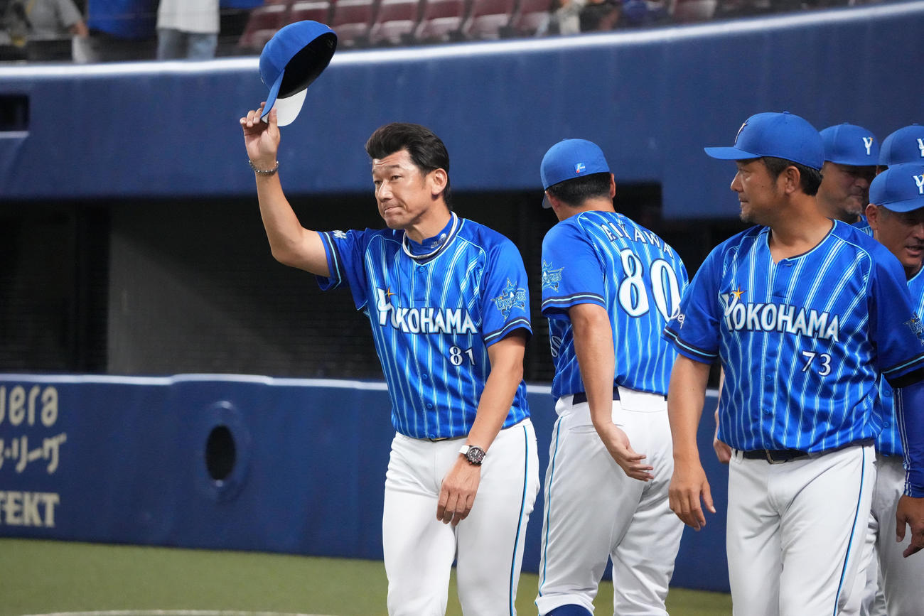中日対DeNA　試合終了、ファンにあいさつをする三浦監督（左）（撮影・森本幸一）