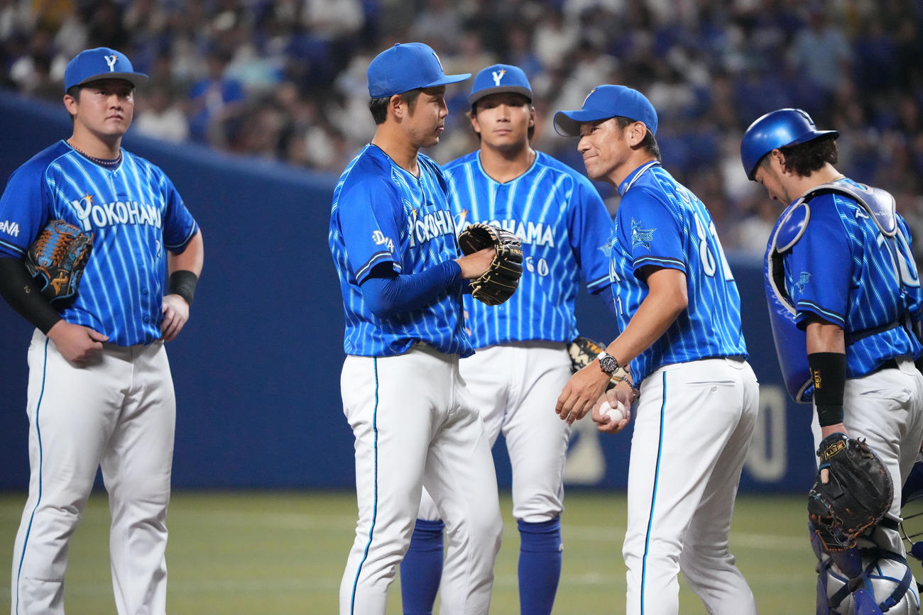 中日対DeNA 9回裏中日2死満塁、森原（左から2人目）に交代を告げる三浦監督（右から2人目）（撮影・森本幸一）