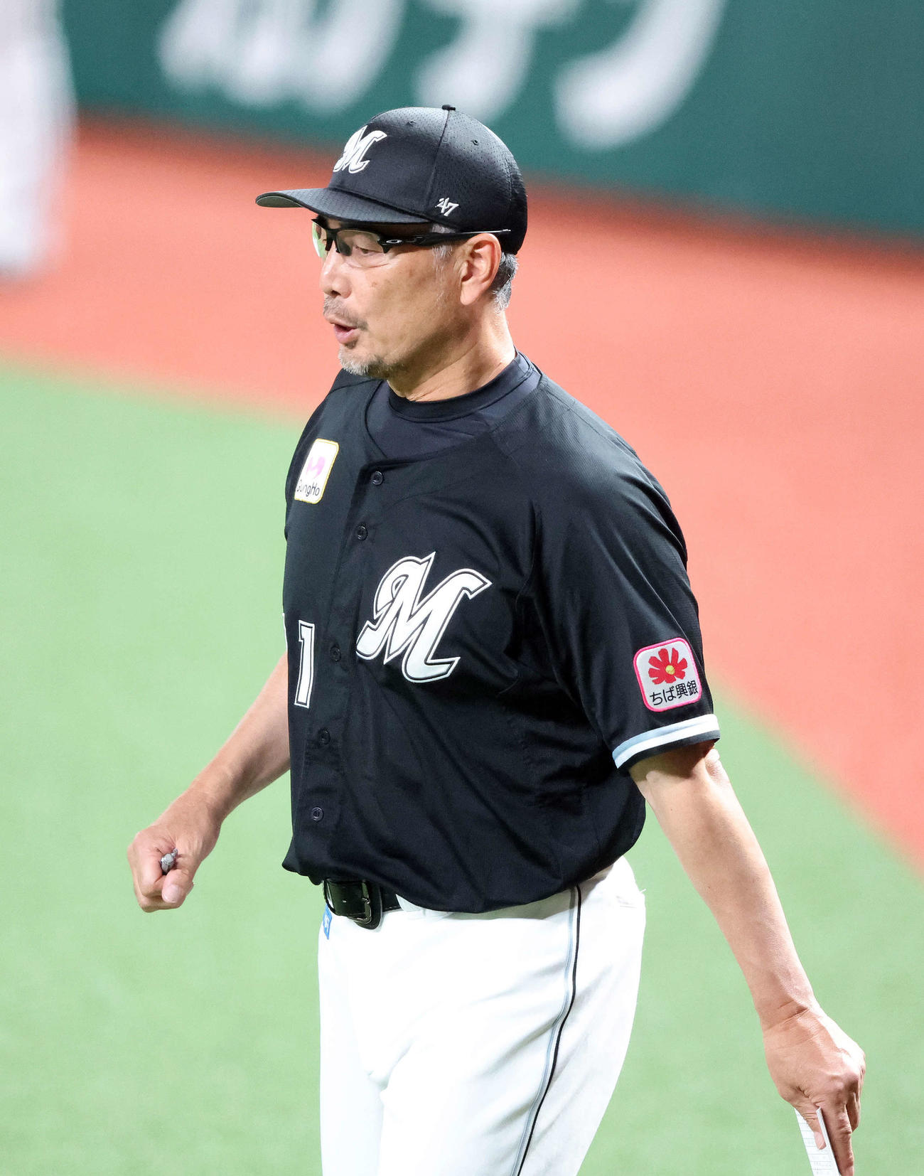 西武対ロッテ　8回裏、選手交代を告げに向かうロッテ吉井監督（撮影・鈴木正人）