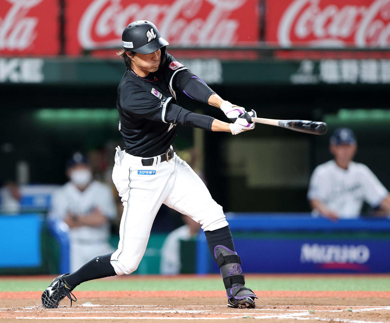 西武対ロッテ　6回表ロッテ2死、岡は中前安打を放つ（撮影・鈴木正人）