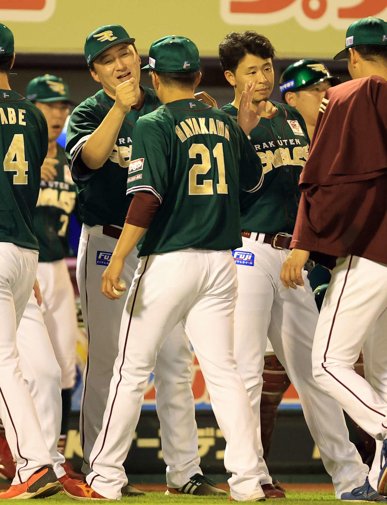 楽天対日本ハム　笑顔でナインとハイタッチする楽天石井監督（左）。右奥は浅村（撮影・浅見桂子）