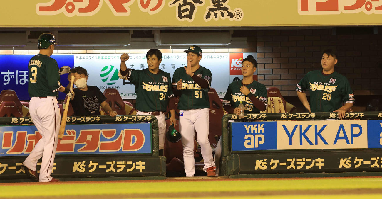 楽天対日本ハム　8回裏楽天無死、浅村は左中間ソロ本塁打を放ち、ナインとハイタッチ（撮影・浅見桂子）