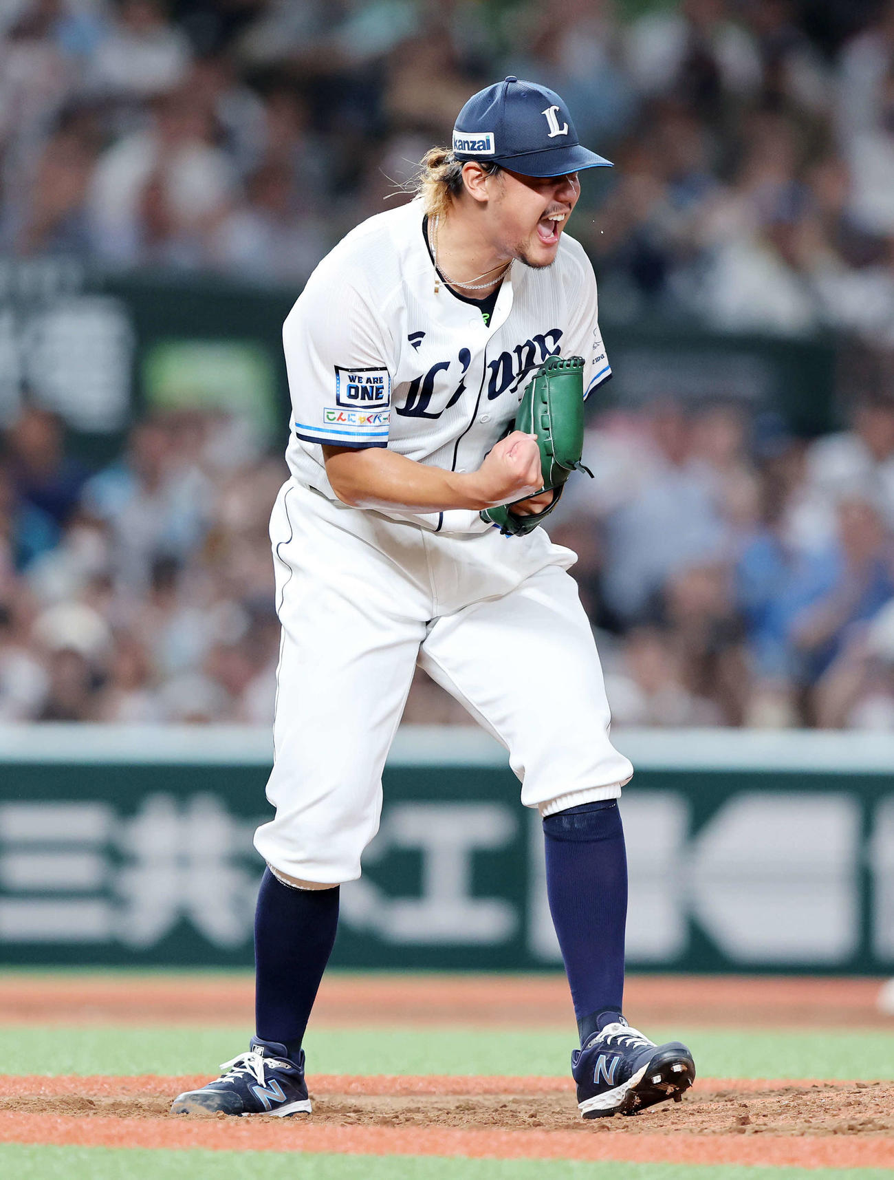 西武対ロッテ　完封勝利を挙げ、ガッツポーズで雄たけびを上げる西武高橋（撮影・鈴木正人）