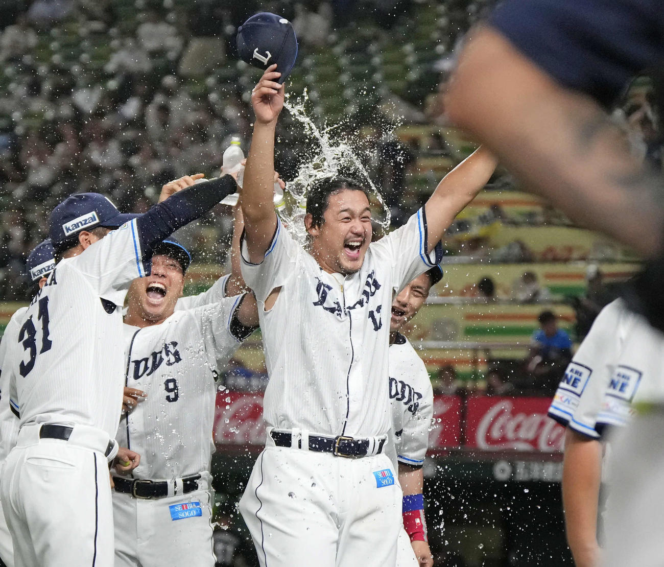 西武対ロッテ　2試合連続完封勝利を挙げ、祝福の水を掛けられる西武高橋
