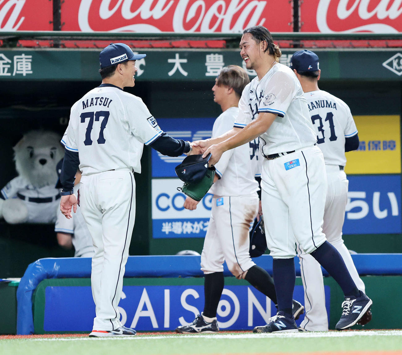西武対ロッテ　勝利し握手する西武松井監督（左）と高橋（撮影・鈴木正人）