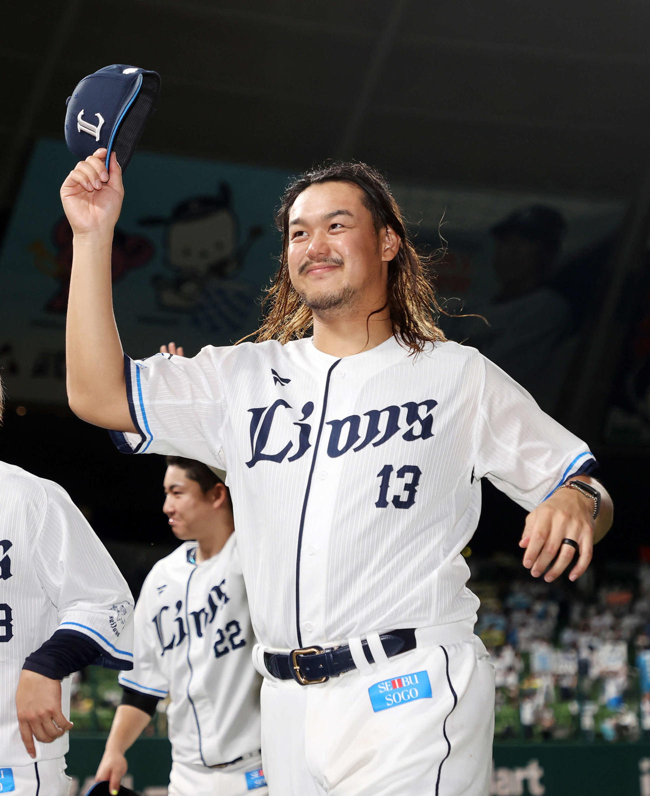 西武対ロッテ　勝利しファンに手を振り引き揚げる西武高橋（撮影・鈴木正人）
