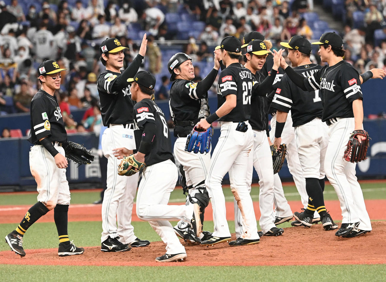 オリックス対ソフトバンク　オリックスを相手に完封した有原（左から2人目）はナインと笑顔でハイタッチを交わす（撮影・和賀正仁）