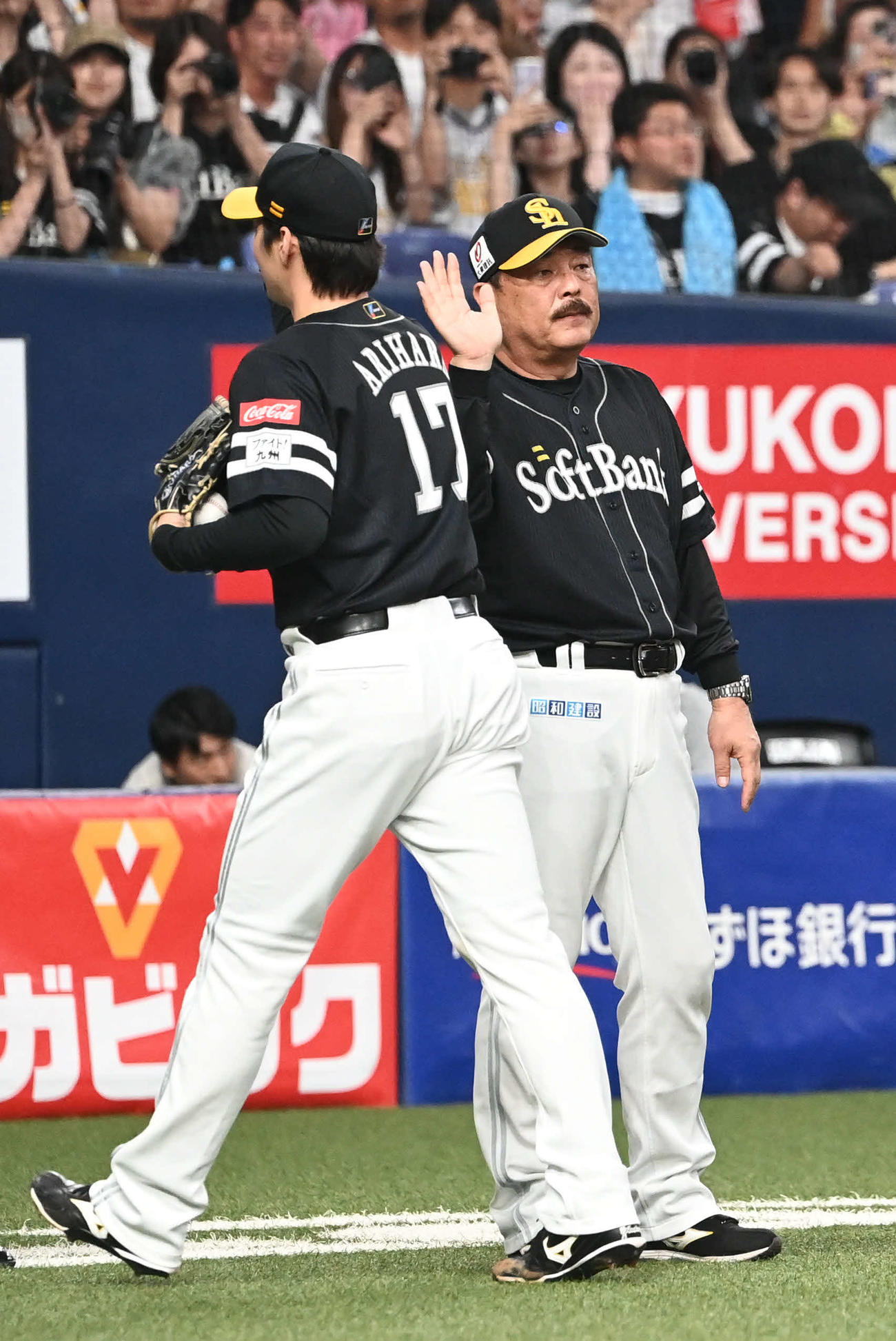 オリックス対ソフトバンク　9回裏オリックス2死一塁、オリックスを相手に完封した有原とタッチするソフトバンク藤本監督（撮影・和賀正仁）