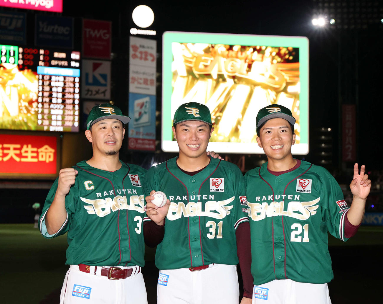 楽天対日本ハム　笑顔で記念撮影する楽天の、左から浅村、渡辺翔、早川（撮影・浅見桂子）