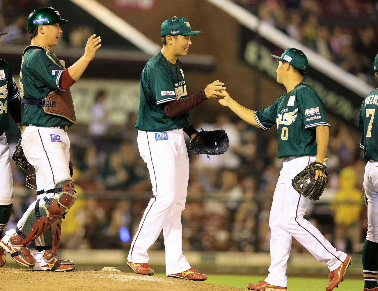 楽天対日本ハム　9回表日本ハム2死一塁、伏見を二塁飛に仕留めて初セーブを挙げた渡辺翔（中央）は笑顔で小深田から記念球を受け取る（撮影・浅見桂子）