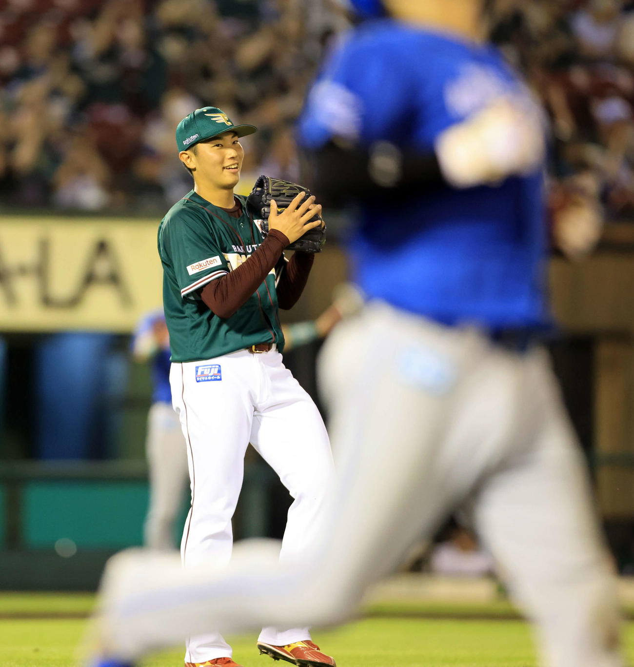 楽天対日本ハム　9回表日本ハム2死一塁、伏見（手前）を二塁飛に仕留めて初セーブを挙げた渡辺翔は笑顔で拍手（撮影・浅見桂子）
