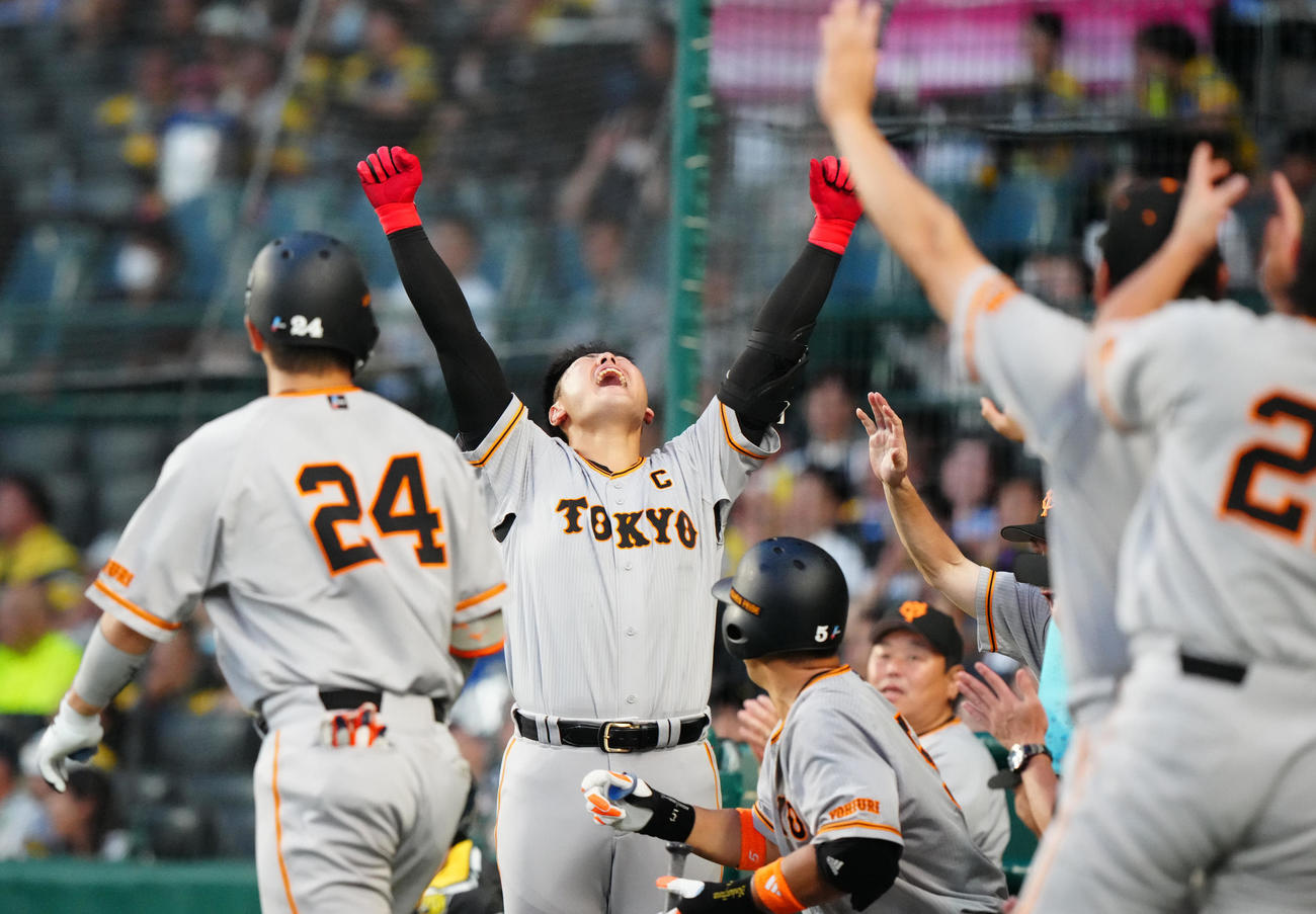阪神対巨人　4回表巨人無死、左翼ポール際の打球がリプレー検証の末に本塁打と認められ、ガッツポーズの岡本和（左から2人目）（撮影・江口和貴）
