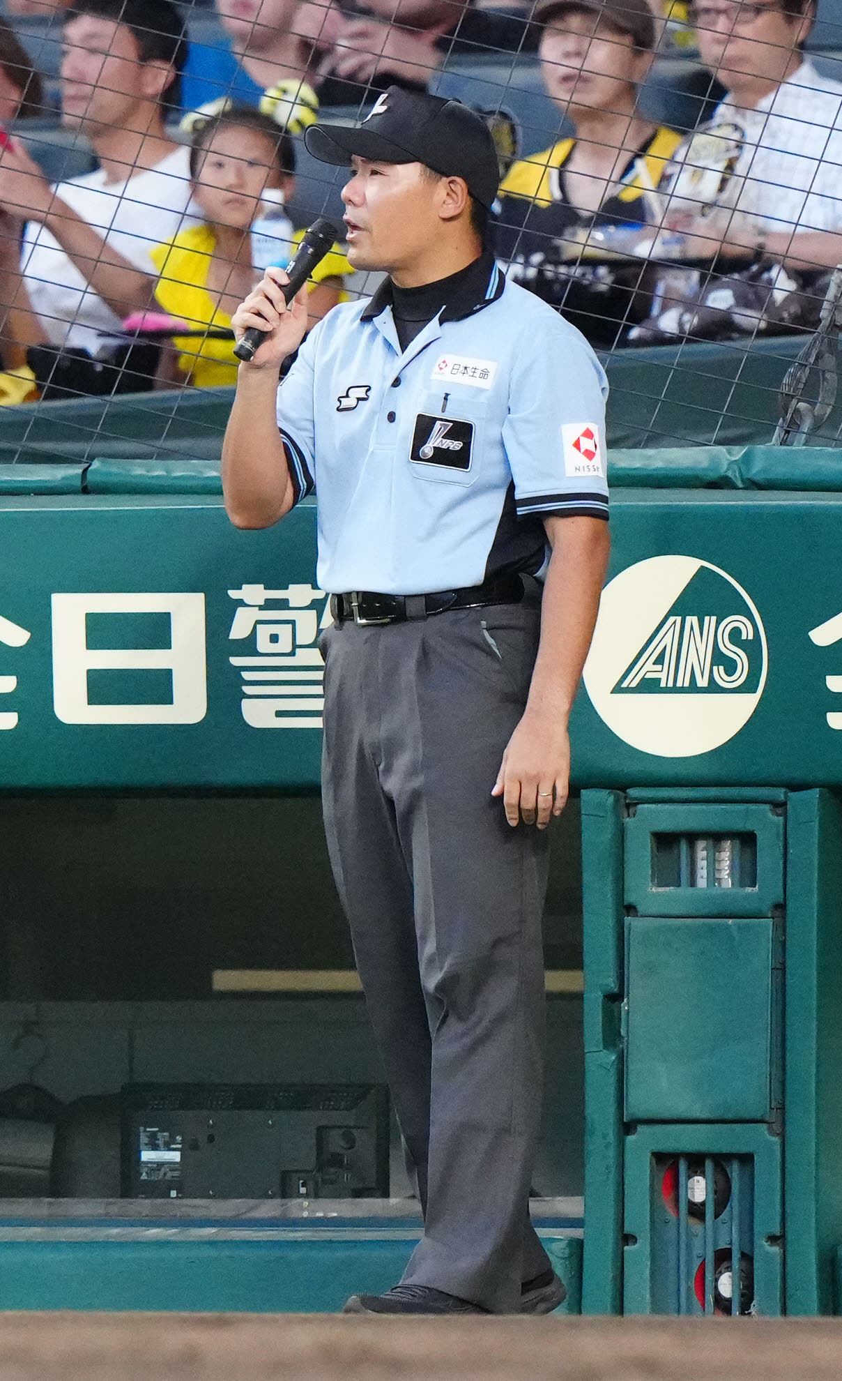 阪神対巨人　4回表巨人無死、岡本和のソロ本塁打の判定で、審判員のリプレー検証を行うことを伝える市川塁審（撮影・江口和貴）