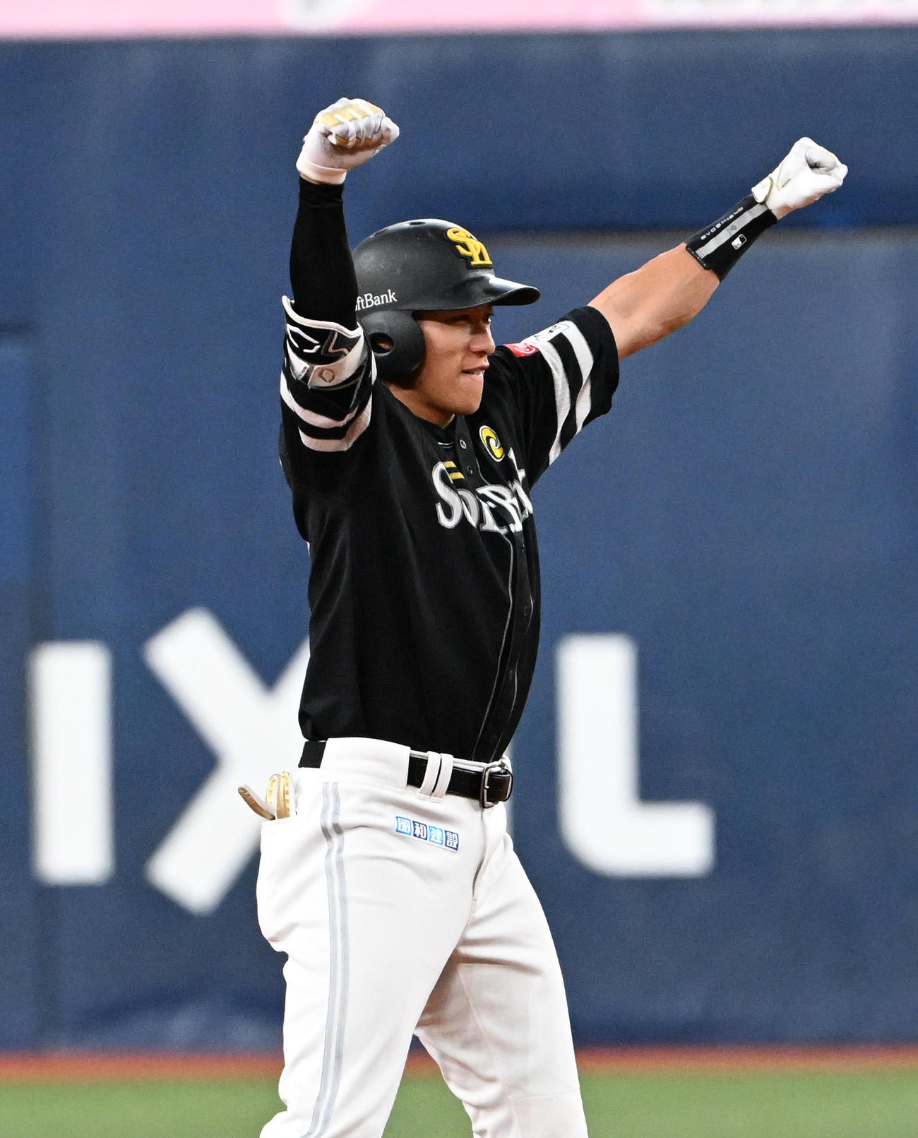 オリックス対ソフトバンク　8回表ソフトバンク2死一、二塁、2点適時二塁打を放ちガッツポーズをする柳田（撮影・石井愛子）