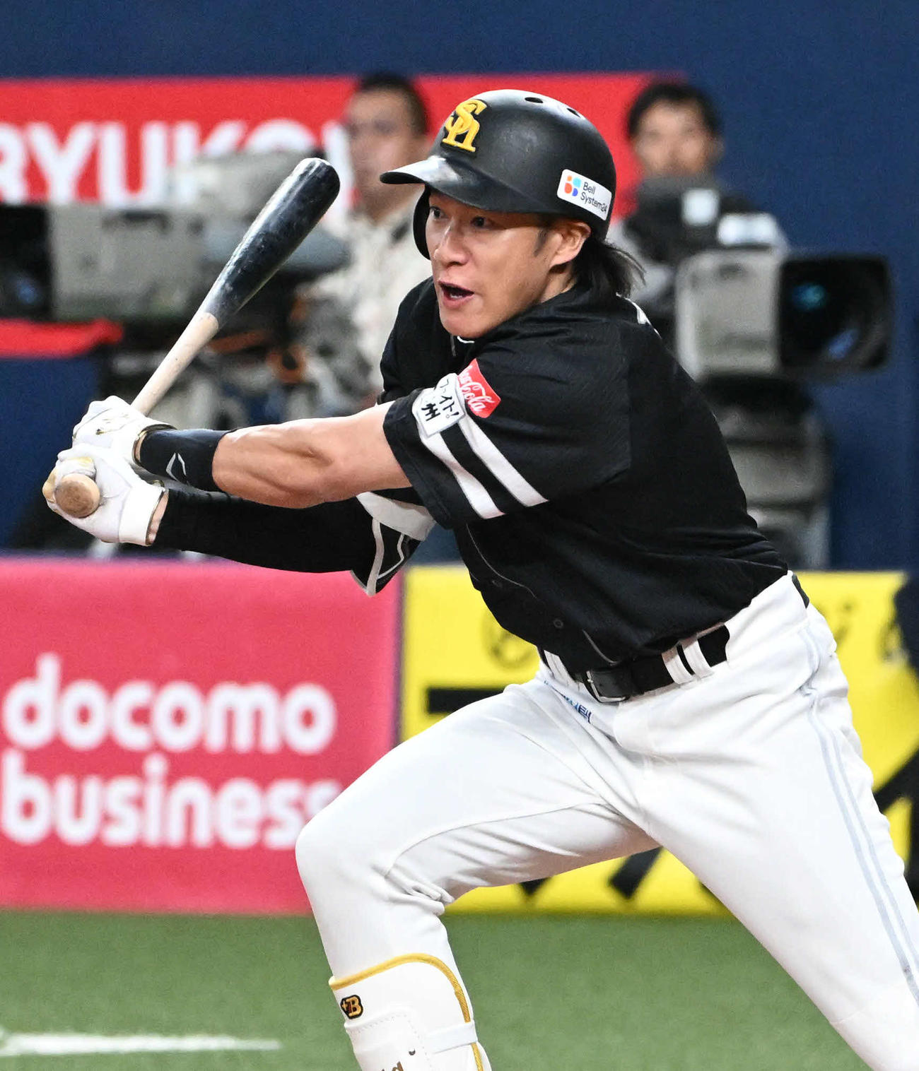 オリックス対ソフトバンク　8回表ソフトバンク2死一、二塁、柳田は左線へ2点適時二塁打を放つ（撮影・石井愛子）