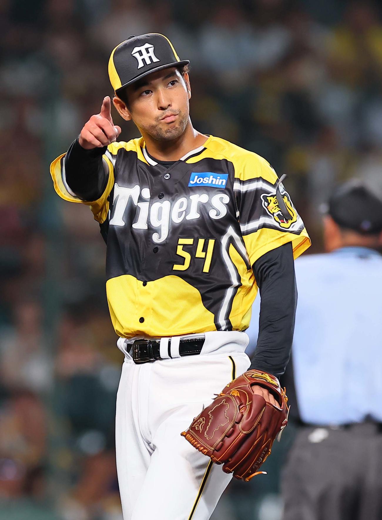 阪神対巨人　加治屋は8回表を無失点に抑える（撮影・上田博志）