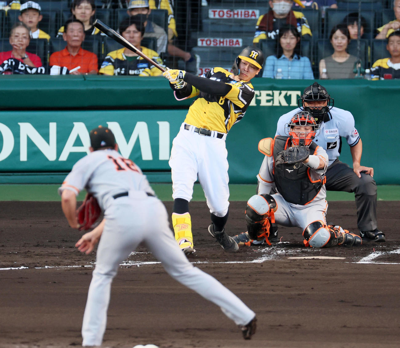 阪神対巨人　1回裏阪神2死一、二塁、佐藤輝は右翼線に先制適時二塁打を放つ。投手は菅野（撮影・加藤哉）