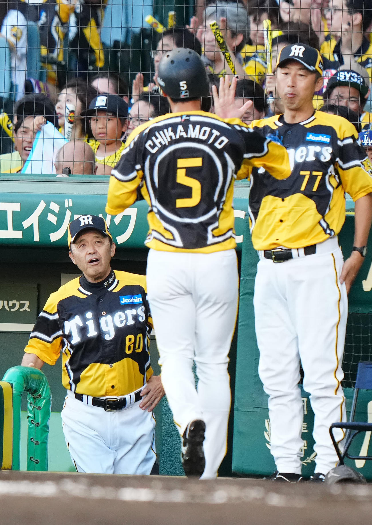 阪神対巨人　1回裏阪神2死一、二塁、佐藤輝の先制適時二塁打で生還した近本（中央）を迎える岡田監督（左）（撮影・江口和貴）