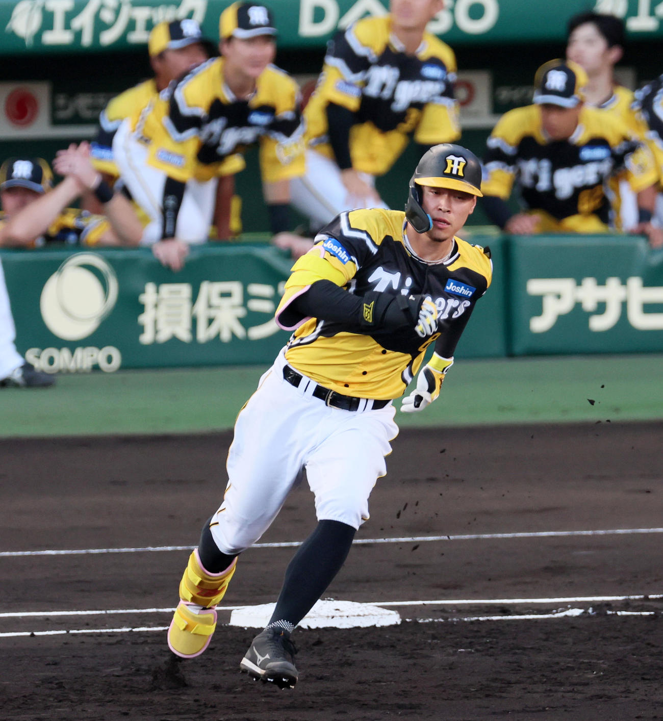 阪神対巨人　1回裏阪神2死一、二塁、佐藤輝は右へ適時二塁打を放つ（撮影・加藤哉）