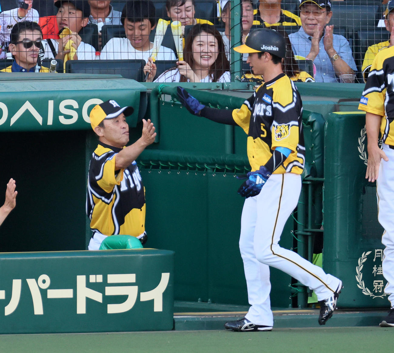 阪神対巨人　1回裏阪神2死一、二塁、岡田監督（左）は佐藤輝の右適時二塁打で生還した二塁走者近本を出迎える（撮影・加藤哉）