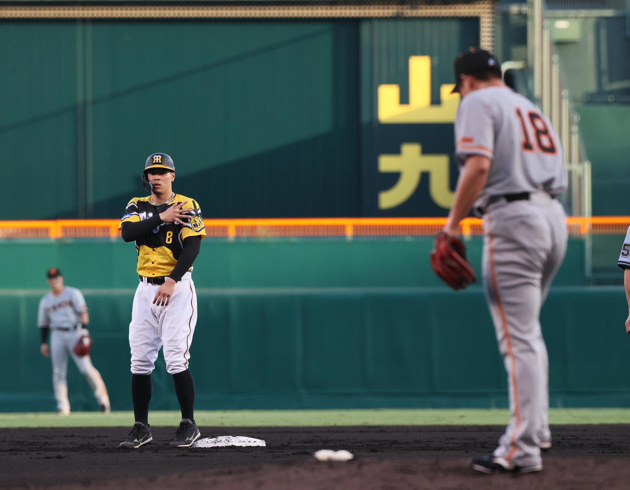 阪神対巨人　1回裏阪神2死一、二塁、佐藤輝は先制の右適時二塁打を放つ（撮影・上山淳一）