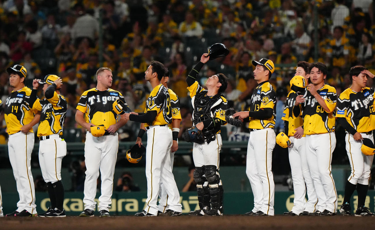 阪神対巨人　試合後、天を見上げる阪神捕手梅野（中央）（撮影・江口和貴）
