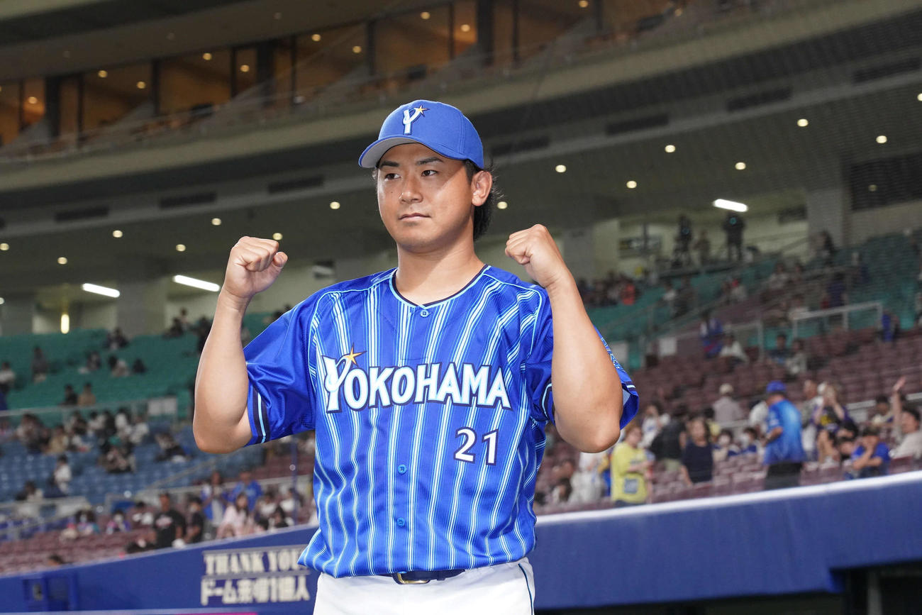 中日対DeNA　ヒーローインタビューを終えポーズを決める今永（撮影・森本幸一）