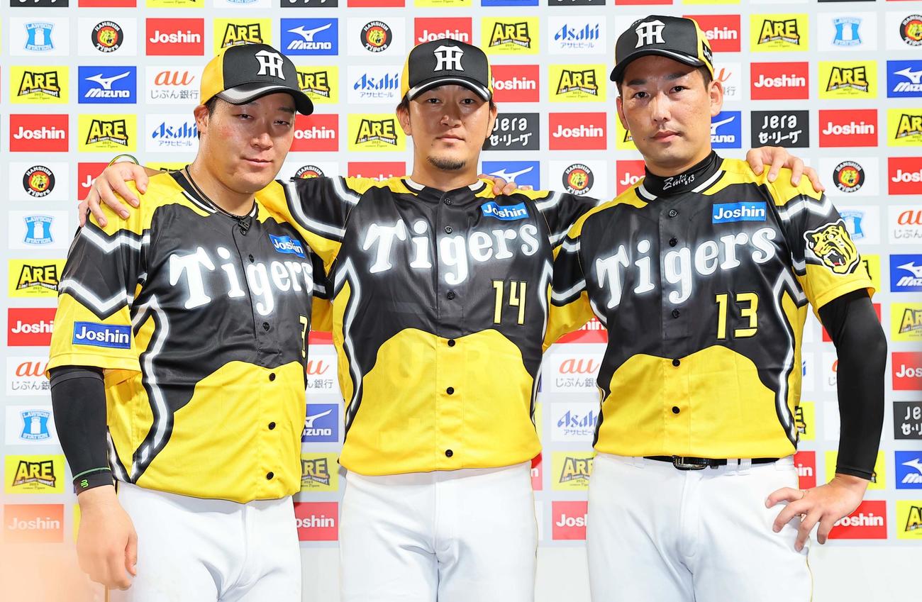 阪神対巨人　ヒーローインタビューで横田慎太郎さんの思い出を話した左から大山、岩貞、岩崎（撮影・上田博志）