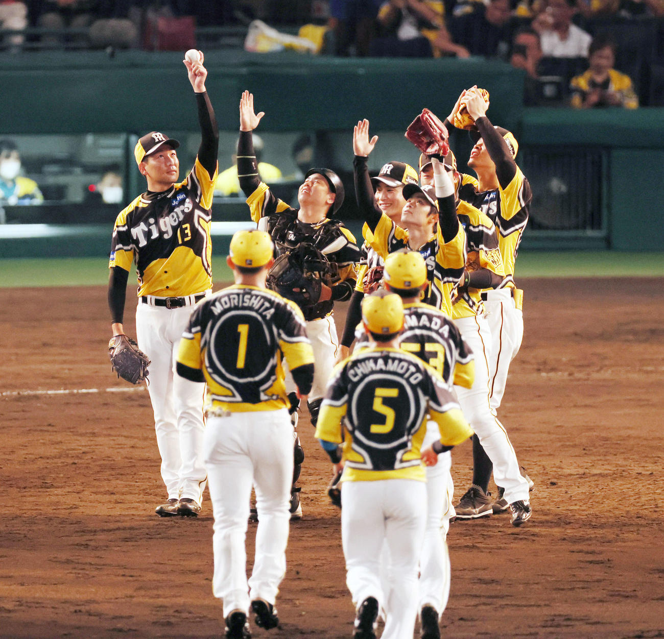 阪神対巨人　巨人に勝利し天国に勝利を報告する、マウンド上左から岩崎、梅野、木浪、中野、大山、佐藤輝ら（撮影・加藤哉）