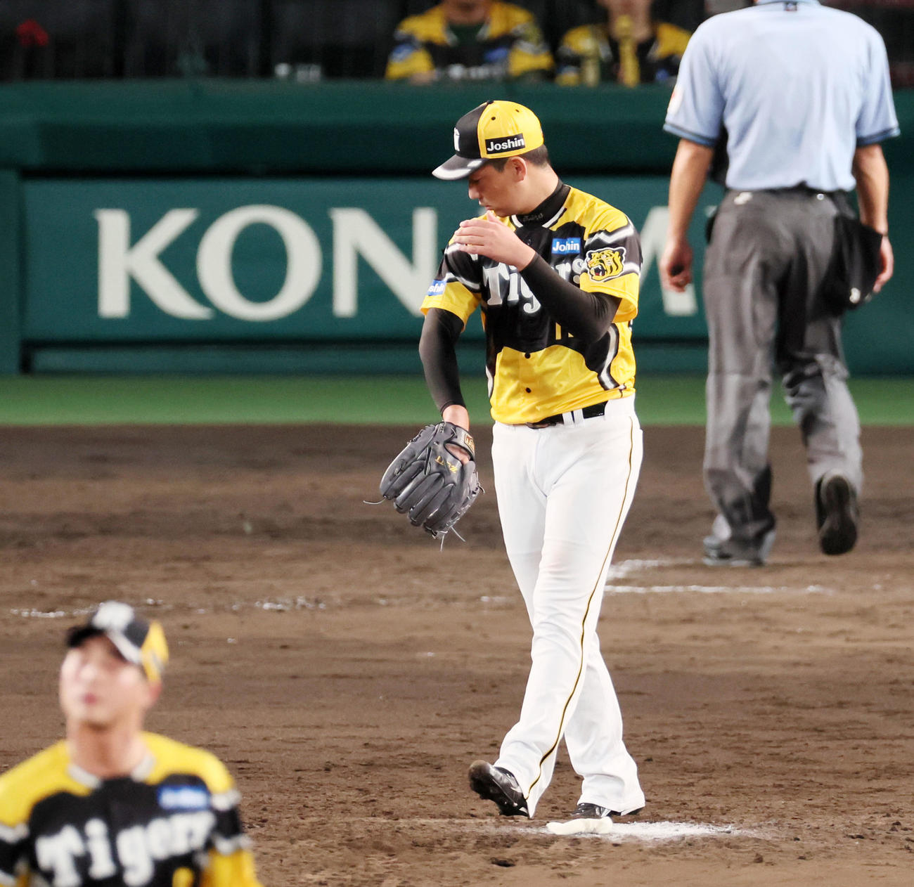阪神対巨人　9回表、マウンドに上がった岩崎は右腕に付けた喪章を触って投球に入った（撮影・加藤哉）
