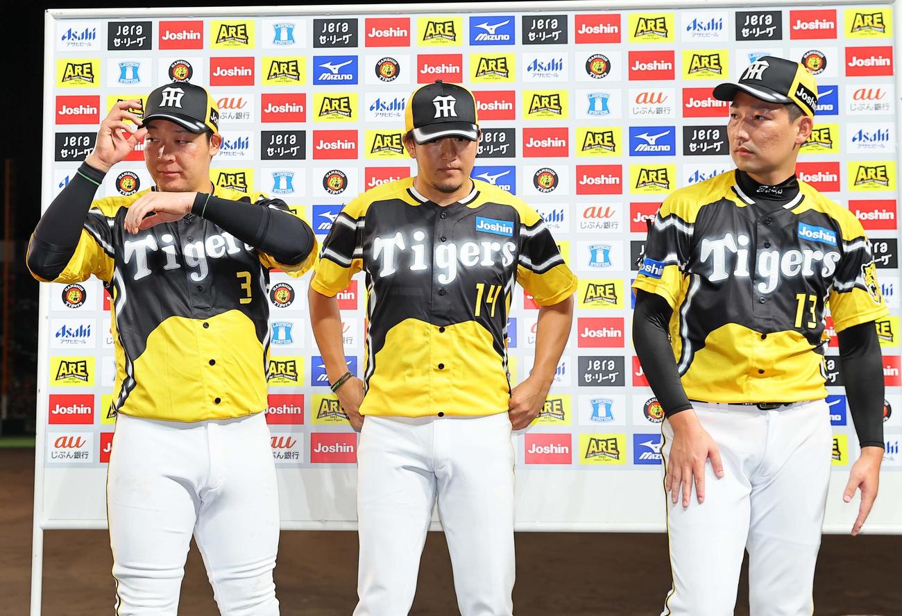 阪神対巨人　お立ち台で涙をこらえる左から大山、岩貞、岩崎（撮影・上田博志）