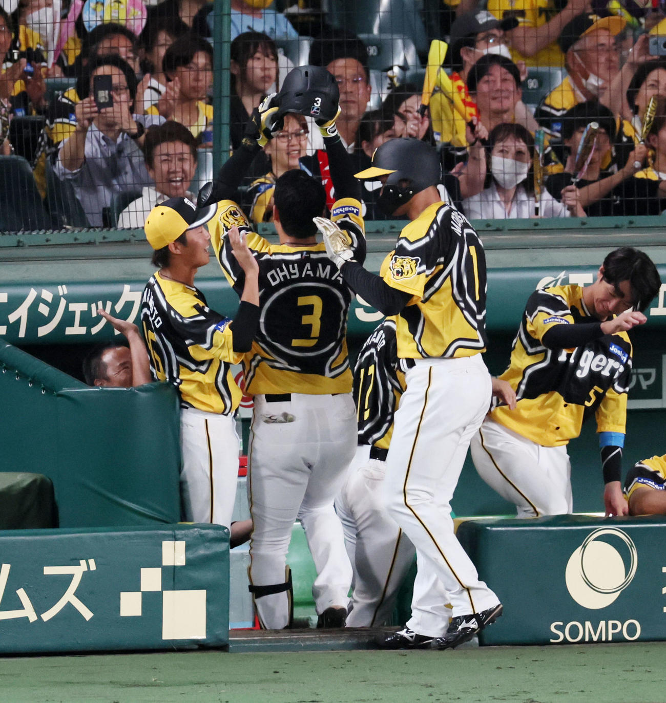 阪神対巨人　6回裏阪神1死一塁、大山は逆転2点本塁打放ち、ヘルメットを天に捧げる（撮影・加藤哉）