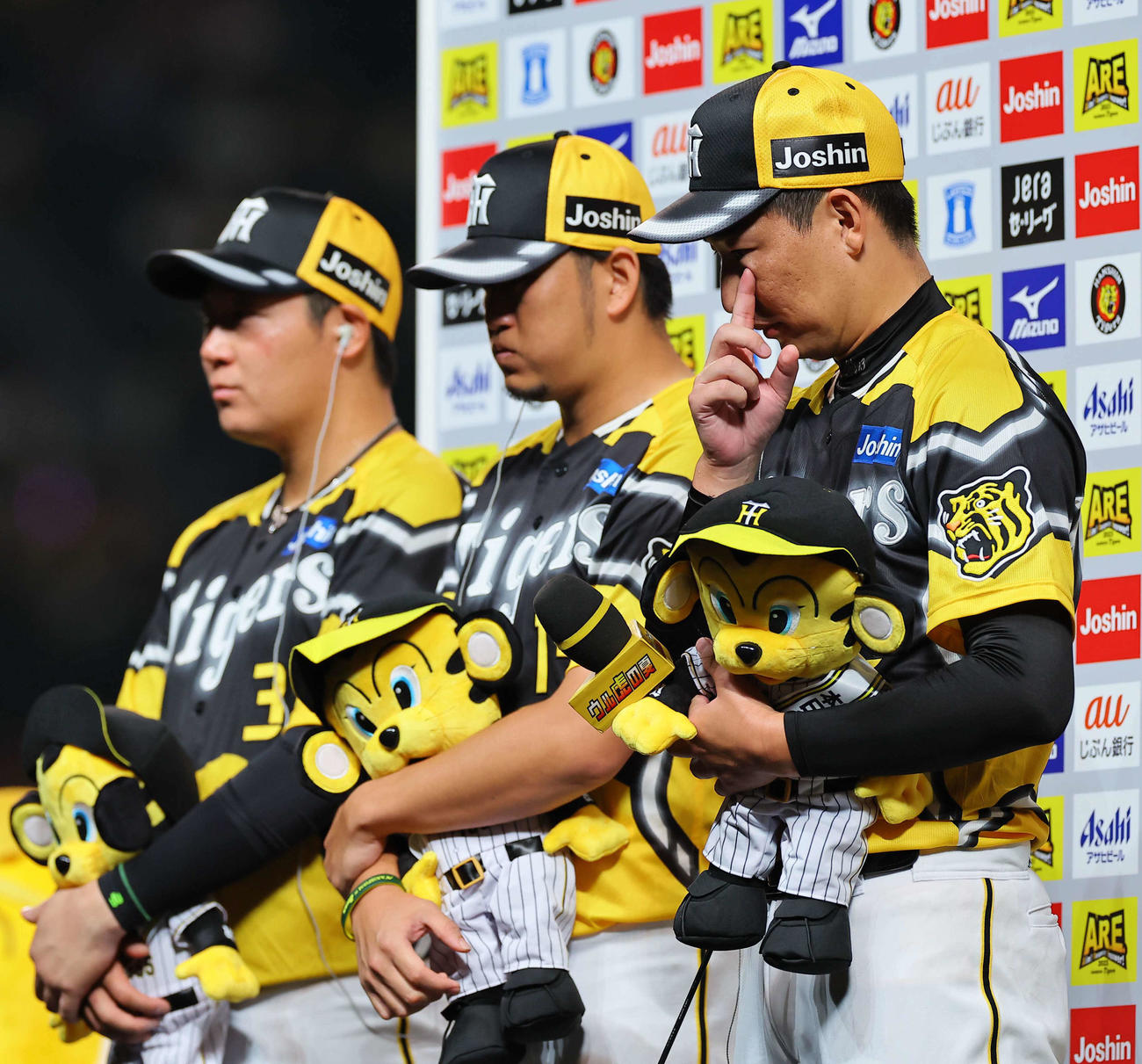阪神対巨人　岩崎（右）はヒーローインタビューで横田さんの思い出を話し目頭を押さえる（撮影・上田博志）