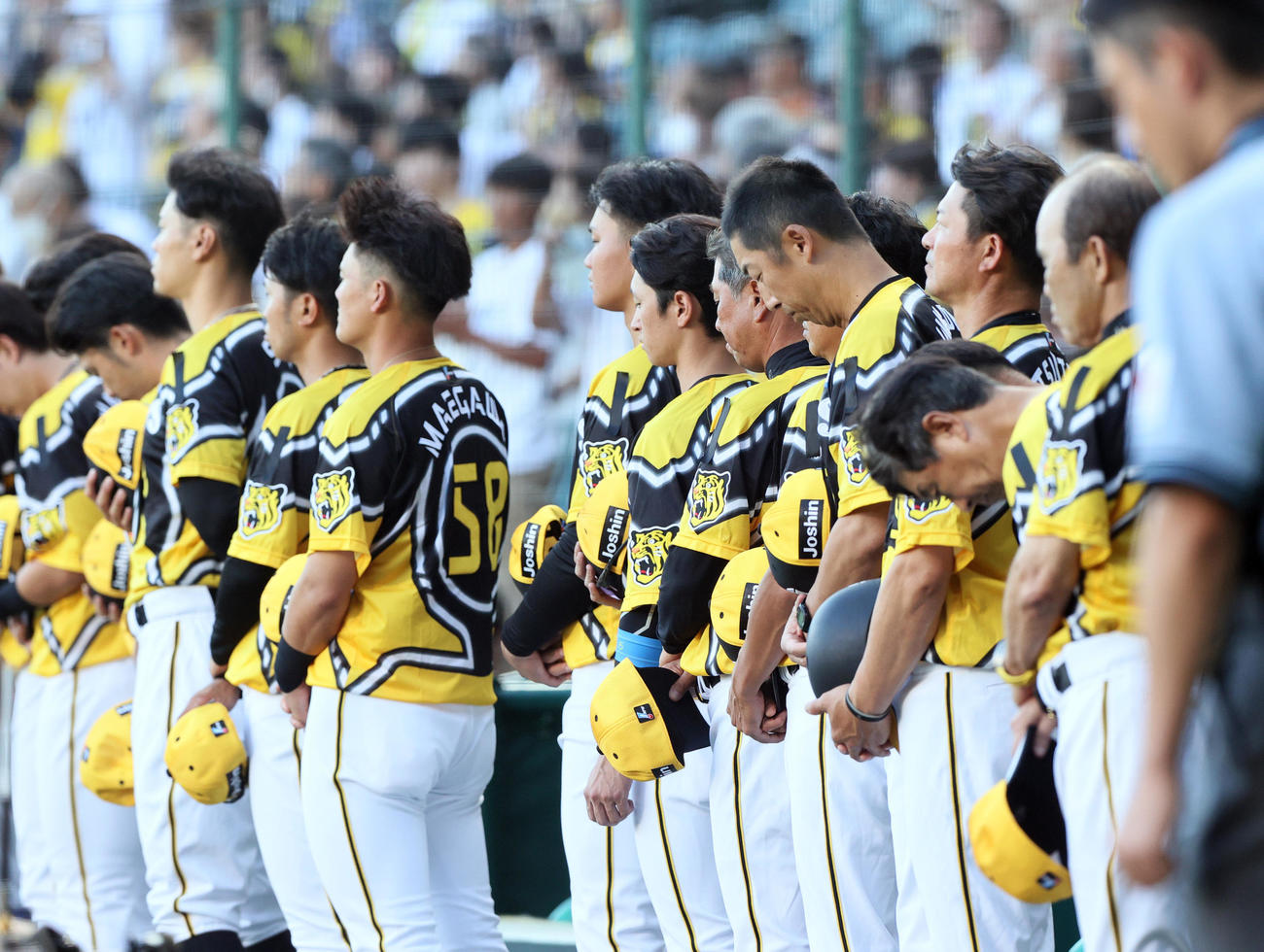 阪神対巨人　故・横田慎太郎さん追悼試合で喪章をつける阪神の選手ら（撮影・上山淳一）