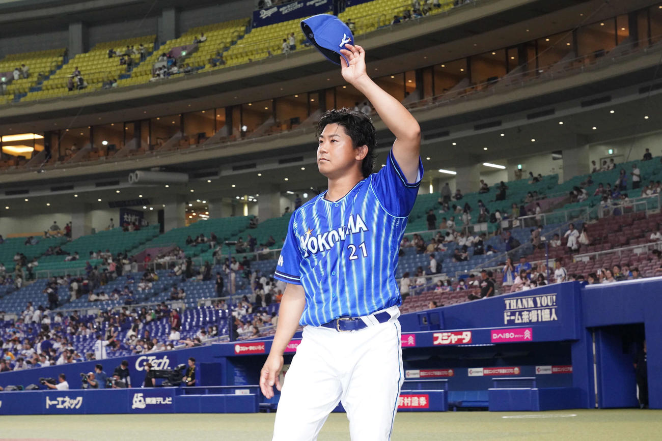 中日対DeNA　ヒーローインタビューを終えスタンドのファンに手を振る今永（撮影・森本幸一）