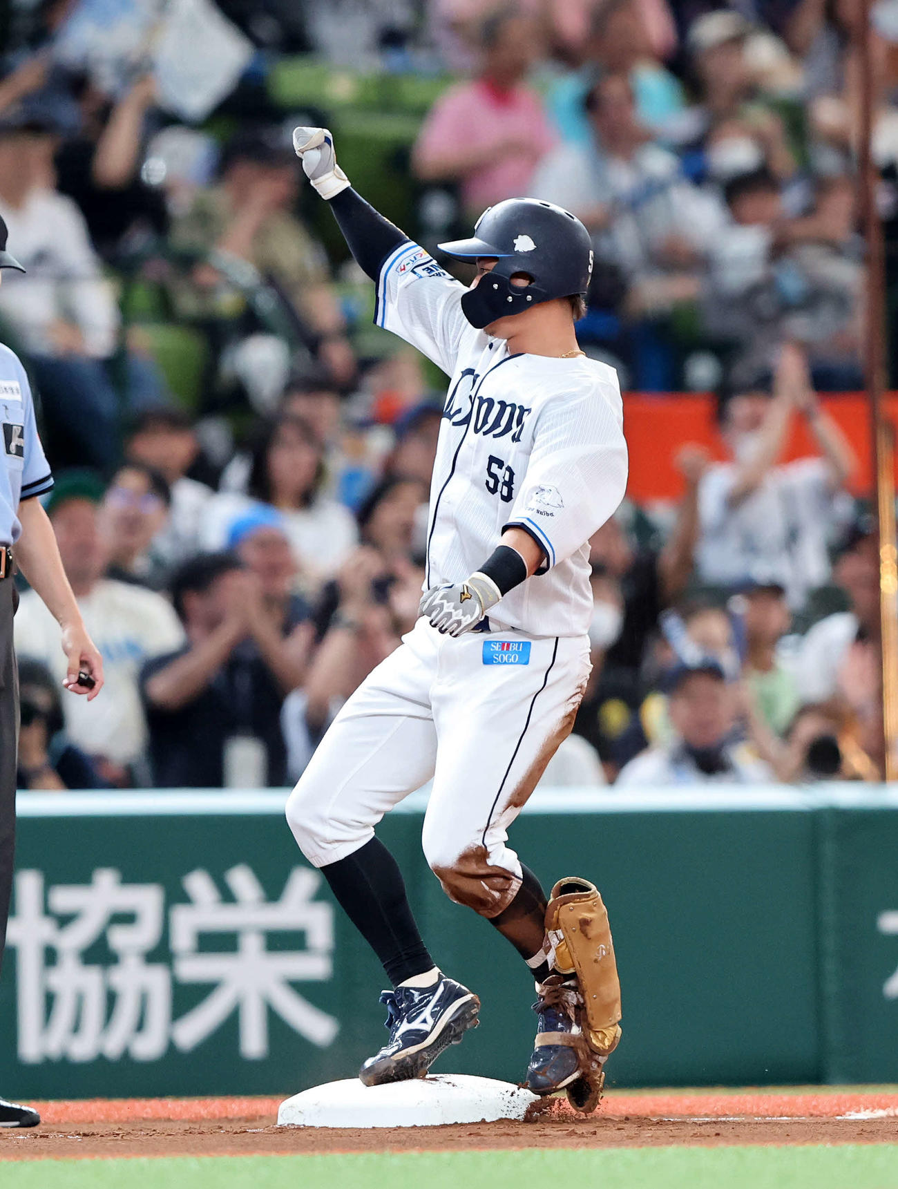 西武対ロッテ　1回裏西武1死三塁、佐藤龍は中越え適時三塁打を放ちガッツポーズ（撮影・鈴木正人）