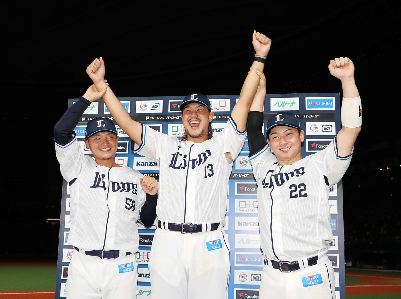 西武対ロッテ　勝利し笑顔を見せる西武の、左から佐藤龍、高橋、古賀（撮影・鈴木正人）