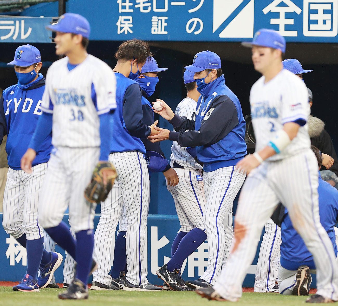ウイニングボールをプロ初勝利を挙げた阪口（左）に渡すDeNA三浦監督（2021年4月4日撮影）