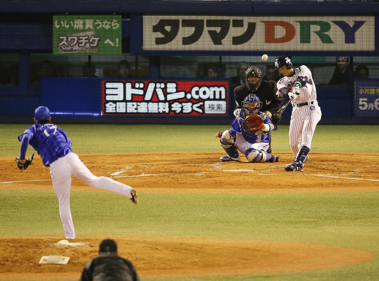 DeNA三嶋からプロ初打席の初球を左越え本塁打する西浦（2014年3月28日撮影）