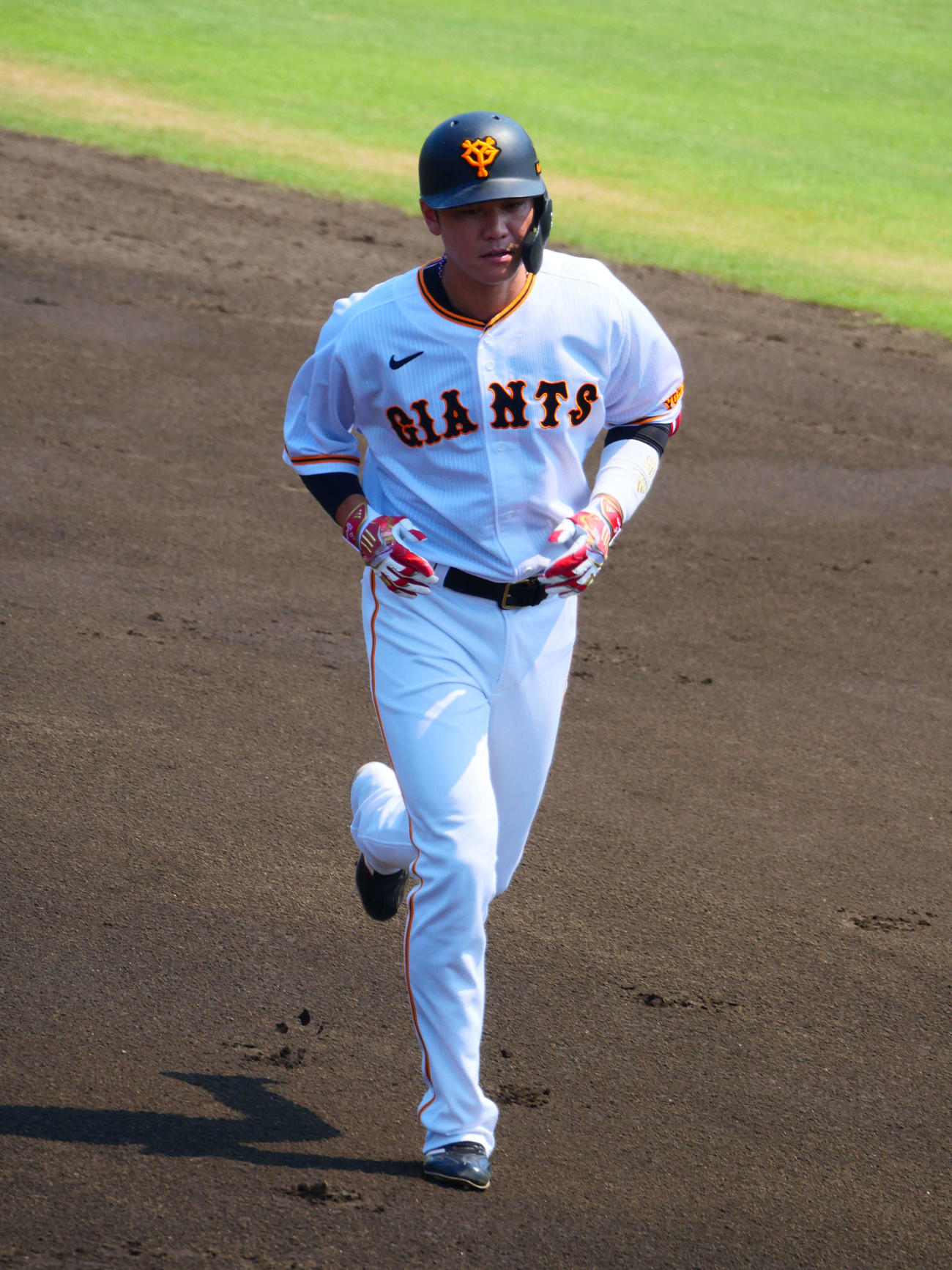 イースタン・リーグ、巨人対西武　第1打席は右飛に倒れ、ベンチに戻る巨人坂本（撮影・上田悠太）