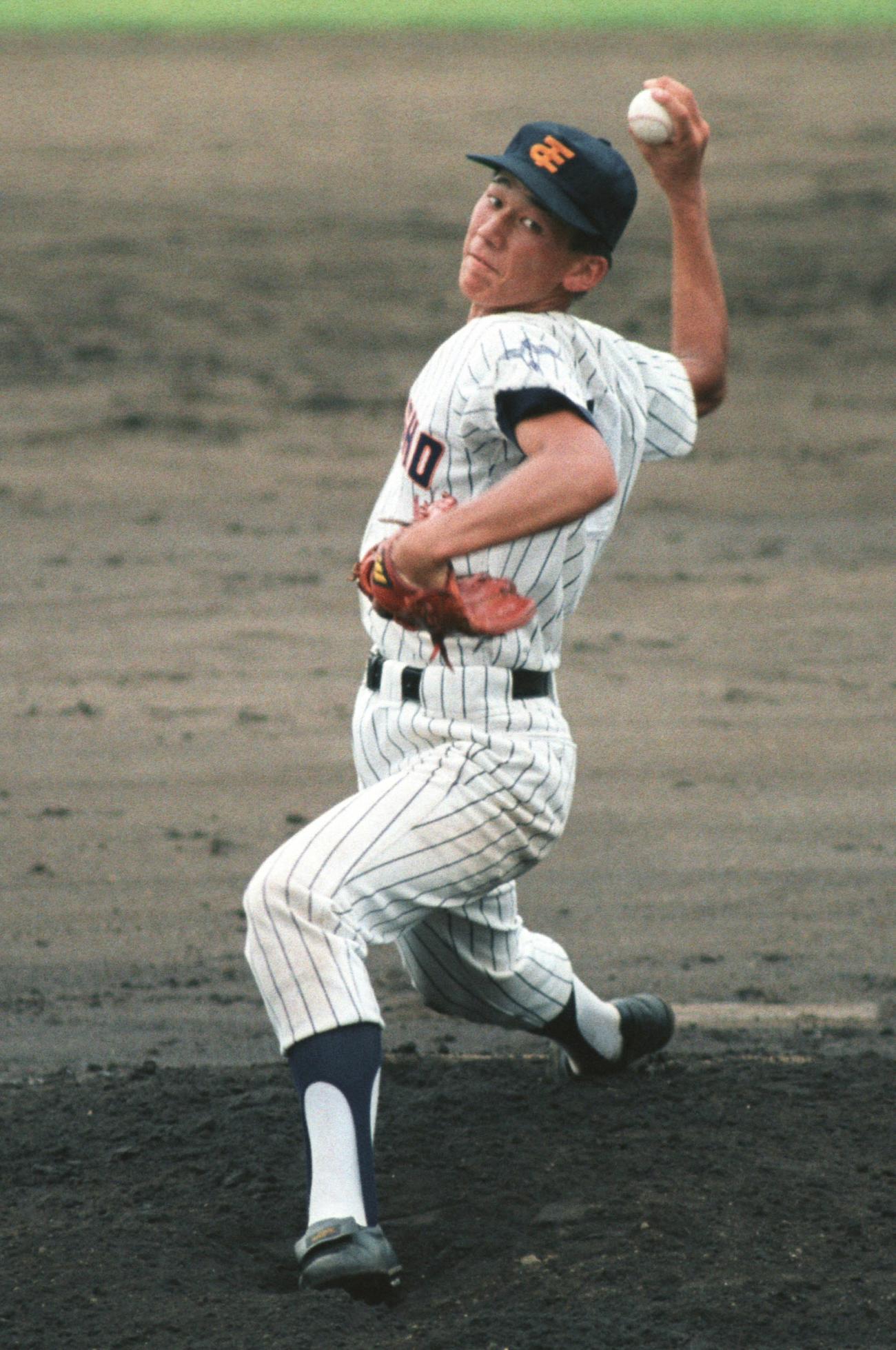 1991年7月、奈良大会決勝　天理対高田商　力投する高田商・三浦大輔