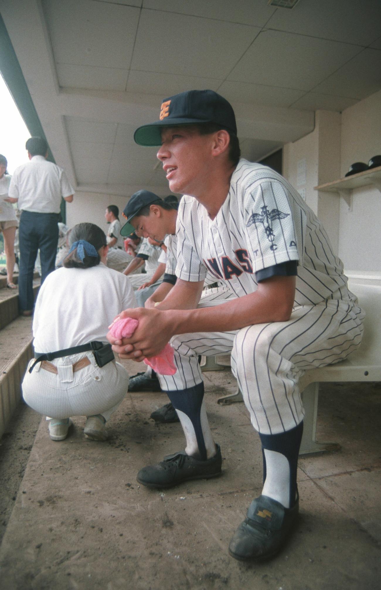 1991年7月、奈良大会決勝　天理対高田商　敗れてベンチで涙を流す高田商・三浦大輔